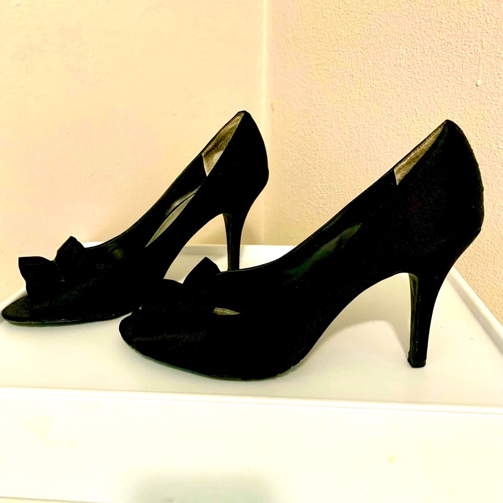 Apt 9 Black Suade Women’s Size 7 Heels with ruffle detail, approx 3.5” heel